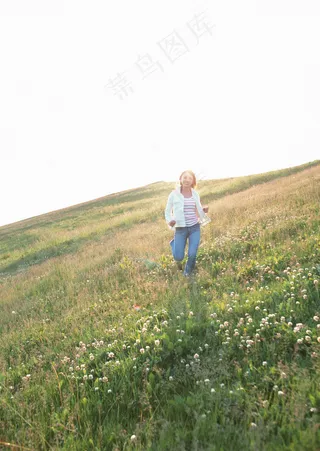 在草地上奔跑的女人图片