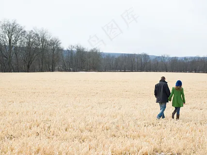 幸福恋人手牵手的走在草地上图片 幸福恋人手牵手的走在草地上图片