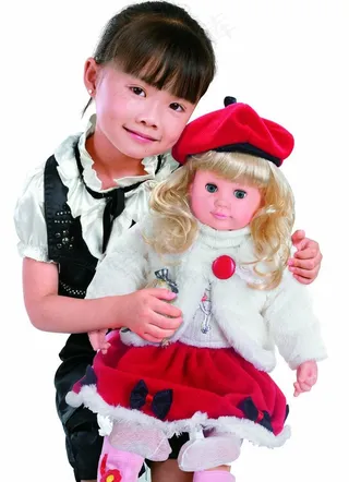 芭比娃娃和小女孩图片