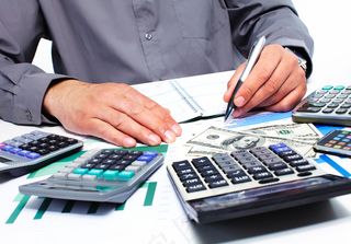 手拿储钱罐金币货币 理财保障商务金融财富增长主题