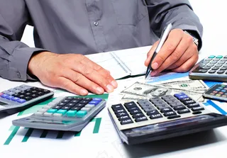 手拿储钱罐金币货币 理财保障商务金融财富增长主题