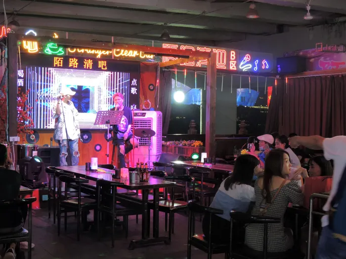 黑色简约风酒吧山城洪崖洞摄影图