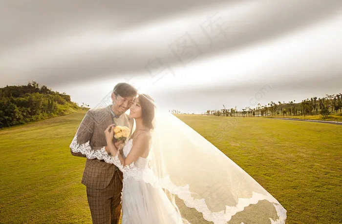 草地上幸福新人图片