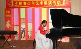 弹钢琴的小女孩图片