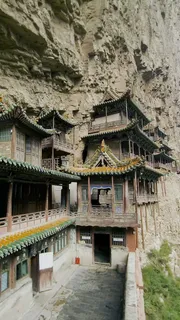 石壁上的古建筑高清摄影图片 石壁上的古建筑高清摄影图片