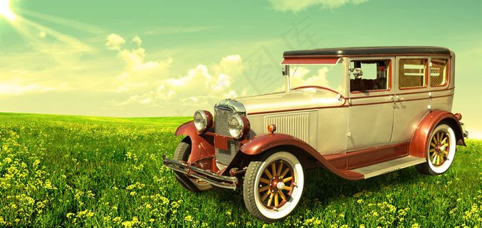 草地上的老爷车图片