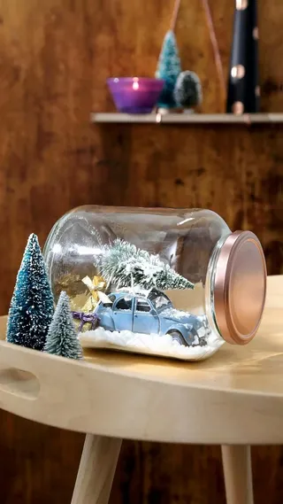 玻璃瓶里的玩具车高清摄影图片