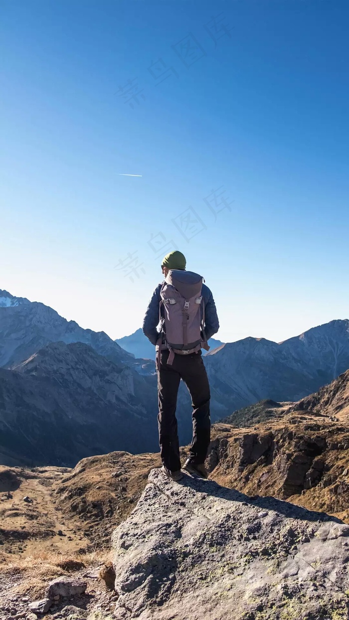 背着旅行包在山上的人高清摄影图片