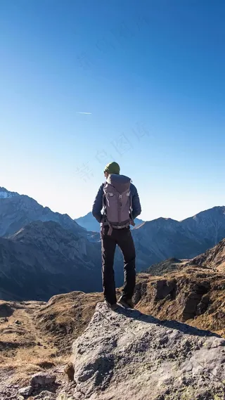 背着旅行包在山上的人高清摄影图片