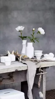 白色的陶瓷瓶陶瓷杯鲜花高清摄影图片