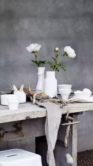 白色的陶瓷瓶陶瓷杯鲜花高清摄影图片