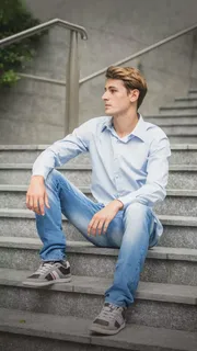 坐在台阶上的外国帅气小伙高清摄影图片