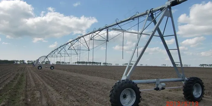 中心支轴式喷灌机图片