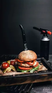 暗色调背景汉堡包高清摄影图片