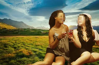 草地上聚会的美女