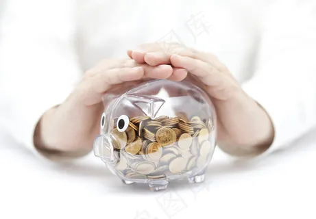 手拿储钱罐金币货币 理财保障商务金融财富增长主题