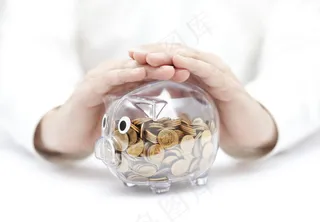 手拿储钱罐金币货币 理财保障商务金融财富增长主题