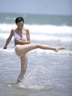 海滩美女图片