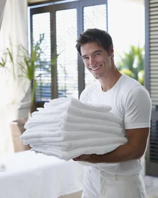 手拿浴巾的男人图片