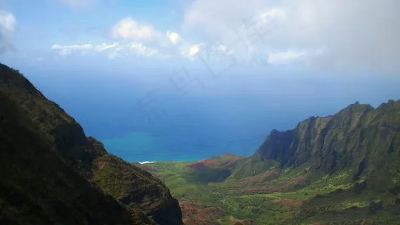 在繁茂的山谷俯瞰NA巴利海岸股票视... 在繁茂的山谷俯瞰NA巴利海岸股票视...
