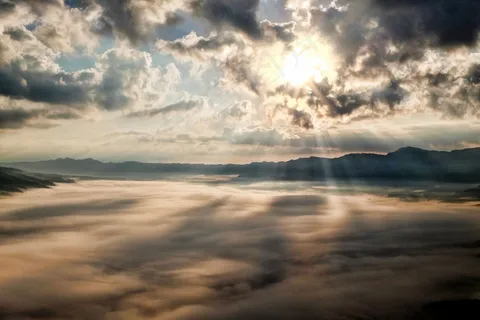 天空云彩阳光 天空云彩阳光