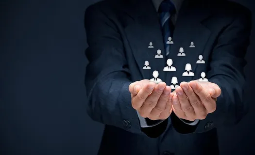 双手捧小人图片 双手捧小人图片