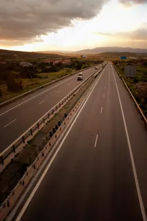 路和阴天的黄昏的天空 路和阴天的黄昏的天空
