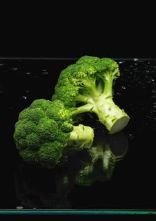 玻璃上的西兰花图片