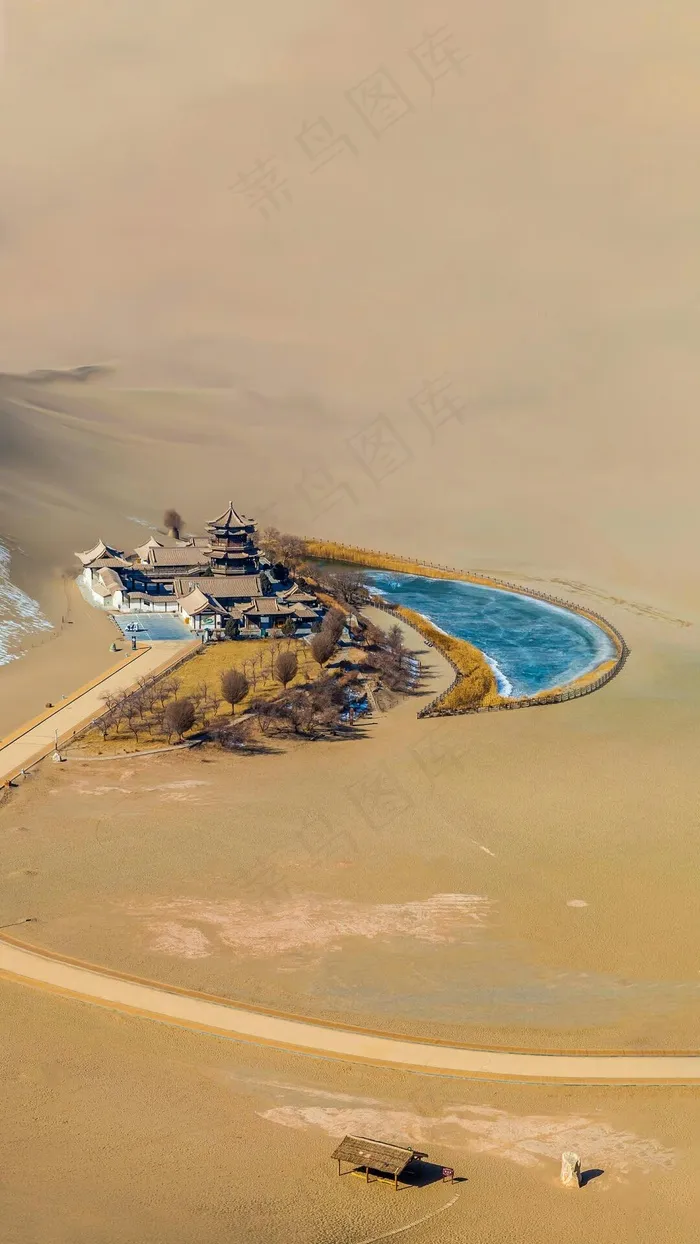 沙漠里的绿洲高清摄影图片