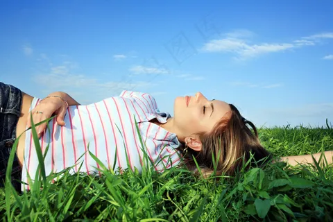躺在草地上的美女图片