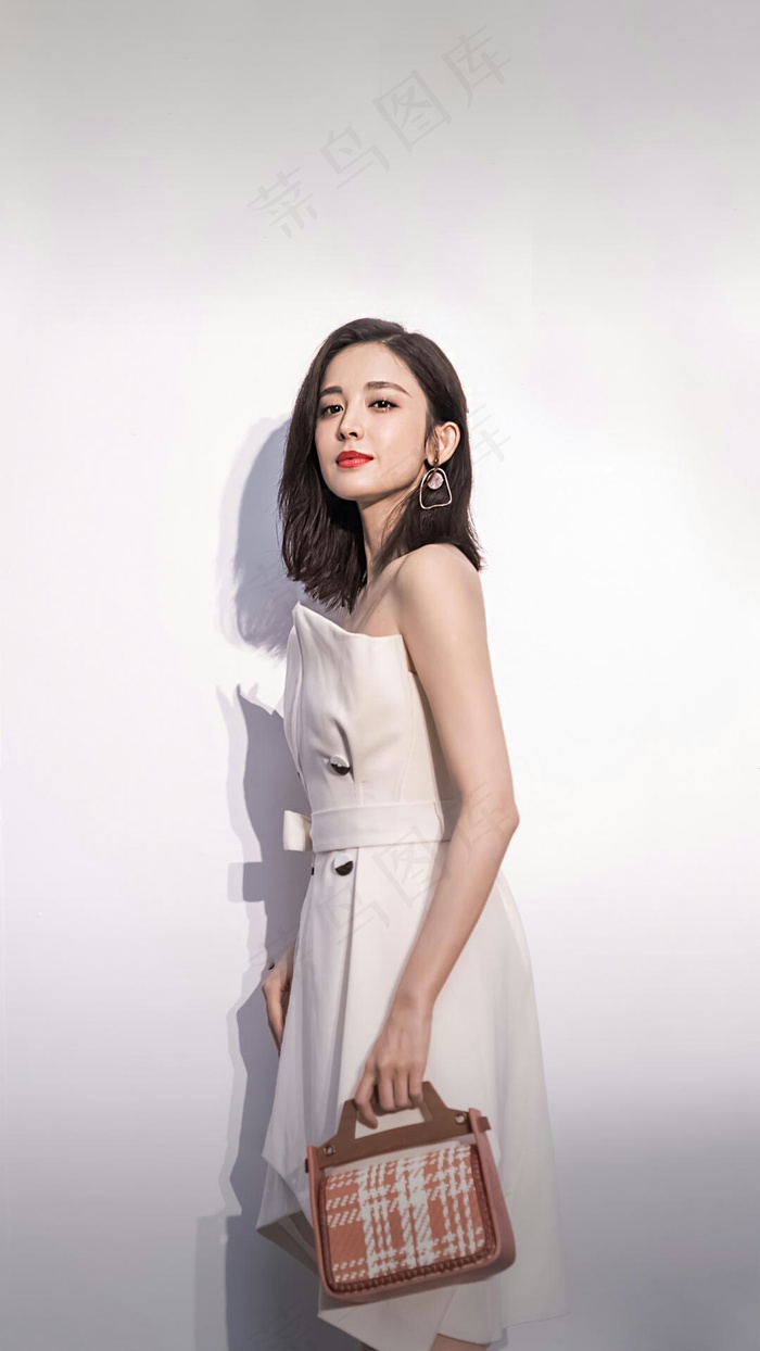 拿着包包的美女高清摄影图片