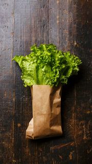 纸袋装着的蔬菜高清摄影图片