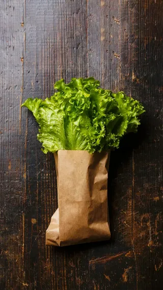 纸袋装着的蔬菜高清摄影图片