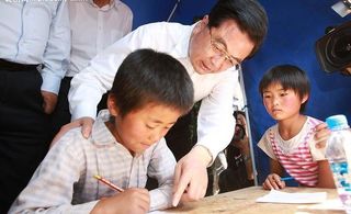 6月1日胡*看望四川灾区小朋友图...