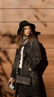 拿着奶茶的外国美女高清摄影图片