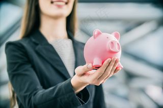 手拿储钱罐金币货币 理财保障商务金融财富增长主题