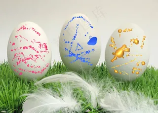 草地上的彩蛋羽毛图片