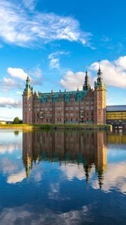 蓝天白云下的城堡水中倒影高清摄影图片