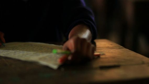 学生做功课特写肯尼亚股票的录像