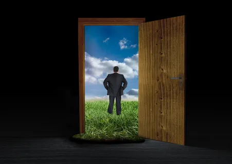 站在门外草上的男人背景图片