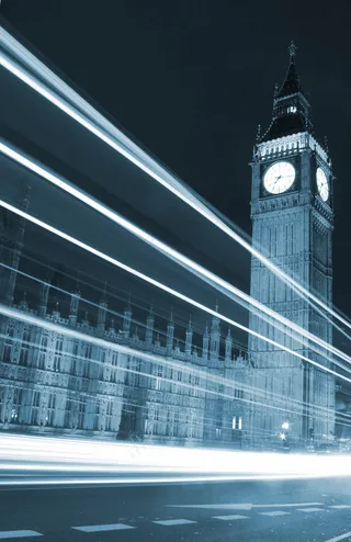 大本钟的交通灯束蓝色色调