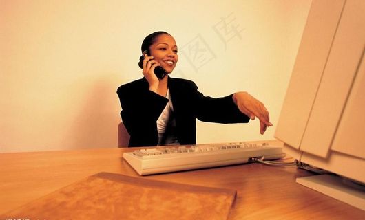 办公室女士手机通讯图片