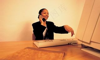 办公室女士手机通讯图片