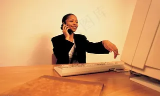 办公室女士手机通讯图片