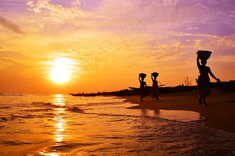 夕阳下的海边人物