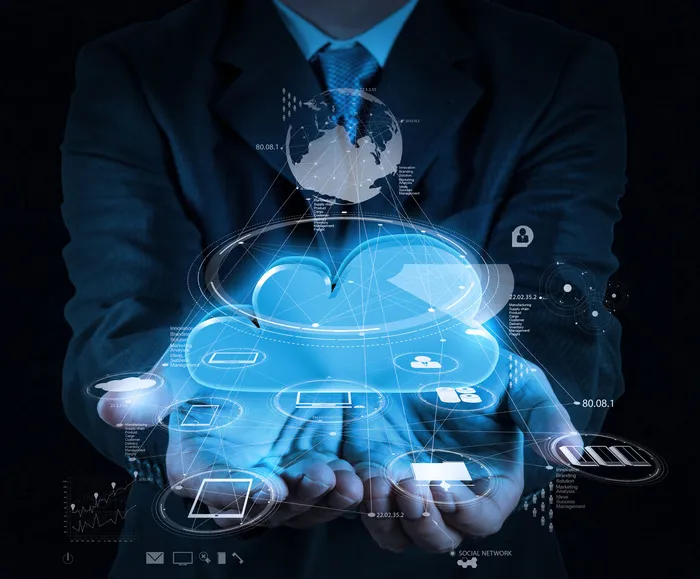 商务人士手里的云计算