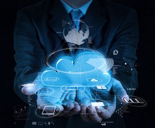 商务人士手里的云计算