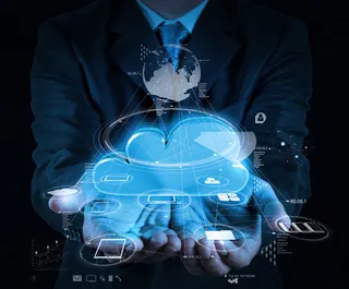 商务人士手里的云计算