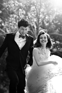 草地上奔跑的新人图片