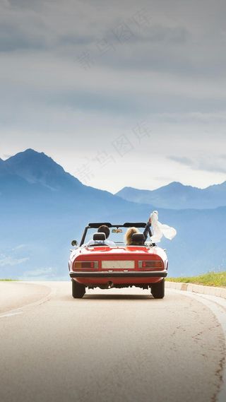公路上的红色敞篷车高清摄影图片